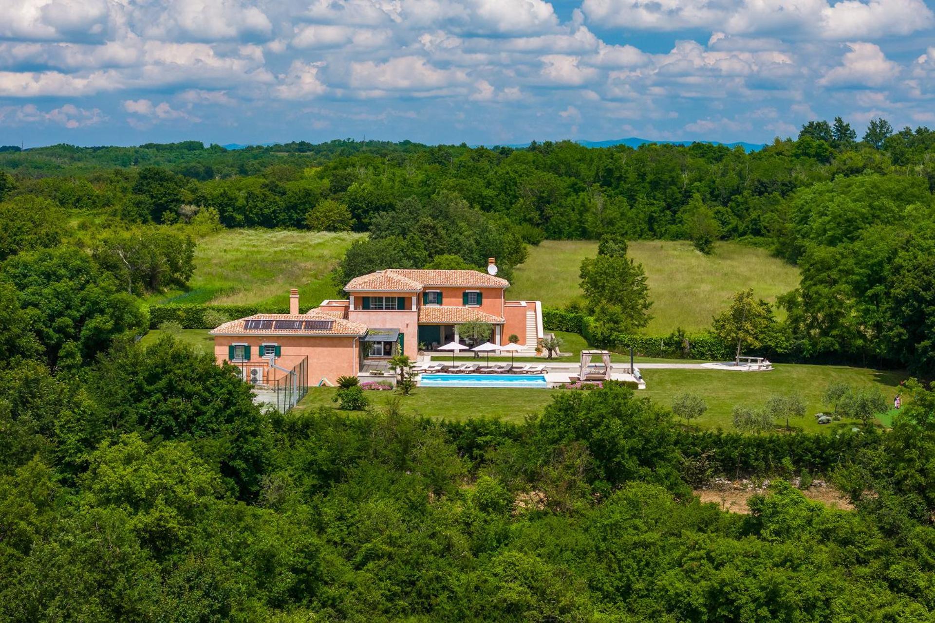 Beautiful Village With Tennis Court In Tinj Villa Tinjan